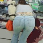 20代後半の人妻嫁が着衣でお尻を突き出してる画像が即ヌキ確実ww[12枚]