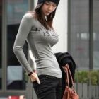 エッチ好きそうな人妻奥さんが服を着たままで誘ってくる画像をお楽しみ下さい[13枚]