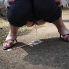 アラフォーの素人おばさんが露出放尿で感じちゃう画像って必ず抜けるよね[15枚]