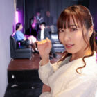 【VR】【8K】（リアル大乱交VR）愛している妻と結婚記念日にハプニングバーに訪れて。 気の強く芯のしっかりした妻が、凄いテクニックのおじさんや凄い巨根の若い男に 弄ばれてヤリマン女に堕とされるまで。俺は知らない女性客とハメを外してー。 【画像＋動画】