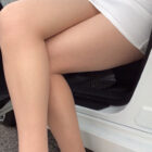 奥さんが足組んでSEXYな太もも出してる画像でオナろうぜ！[24枚]