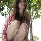 人妻嫁がしゃがんで油断して下着がみえてる画像のエロさは最強[45枚]