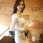 デカチチ巨乳の美女が着衣で卑猥なポーズしてる画像のエロさは最強[46枚]