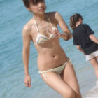 エッチ好きそうな人妻嫁がマン毛チラしちゃった画像って、ガチ勃起するよな？[32枚]