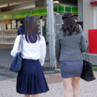 「えっ！おばさんの私が？！」我が子の前で痴●され必死に抵抗するも愛液を垂れ流し絶頂が止まらない巨尻母 娘の前で無言イキする感度がいい奥様 【画像＋動画】