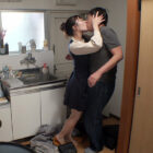 彼女のいない貧乏な自分にあるのは有り余る性欲と安アパートだけ 風俗に行く金も無いし若い子はノリが苦手…だからおとなしそうな人妻を捕まえてSEXしたら自分以上に性欲が凄かった！！ 【画像＋動画】