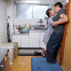 彼女のいない貧乏な自分にあるのは有り余る性欲と安アパートだけ風俗行く金も無いし若い子はノリが苦手…だからおとなしそうな人妻を捕まえてSEXしたら自分以上に性欲が凄かった！！（仮名）ミドリさん 【画像＋動画】