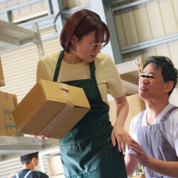 倉庫勤務中でも拒めずやらせてくれる地味巨乳パート妻は騎乗位になると物凄いこねくり腰で中出しをせまるエロ狂いに豹変2 【画像＋動画】