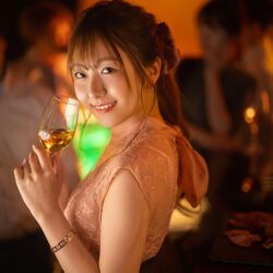 一線を越えてしまった夜。昔振った同級生と同窓会で再会したら、誘惑されて逆NTR。途中で抜け出して、朝までホテルでヤリまくった… 青空ひかり 【画像＋動画】