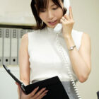 唾液が混じり合う密室接吻社長室 鷲見すみれ 【画像＋動画】