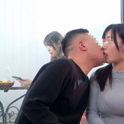 一般男女モニタリングAV マジックミラーの向こうには実の娘（=彼女）！「娘がダメなら私が…」巨乳母がデカチンすぎて童貞卒業できない娘の彼氏を優しく筆おろし！2 フル勃起デカチ○ポを根元まで受け挿れたご無沙汰オマ○コと性欲溢れる童貞チ○ポの中出しセックスは1… 【画像＋動画】