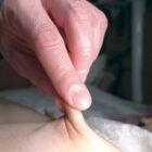 ［閲覧注意］輪●レ●プ映像 ノーカット無編集「婦女強●犯罪記録」 無限絶頂！ クロロホルムとスタンガンで昏●、媚薬で錯乱 激しく抵抗する熟妻に容赦無い連続追撃中出しピストン！子宮の奥底までえぐり突かれ壊され堕ちて行く… 秋元美織 【画像＋動画】