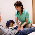 出張マッサージの人妻さんに泣き落としでお願いしまくったら 「お店には内緒ですよ…」ずっぽりSEXさせてもらえた一部始終【10カメ盗撮】 花撫あや 【画像＋動画】